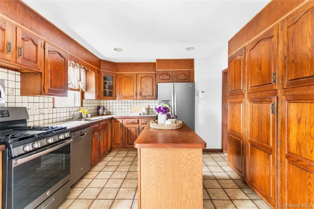 18 Brandywine Drive Mastic NY 11950