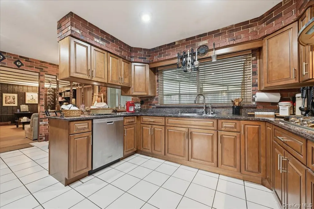 16 Seaway Drive Copiague NY 11726