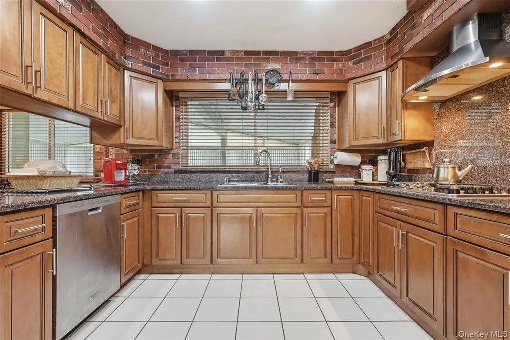 16 Seaway Drive Copiague NY 11726