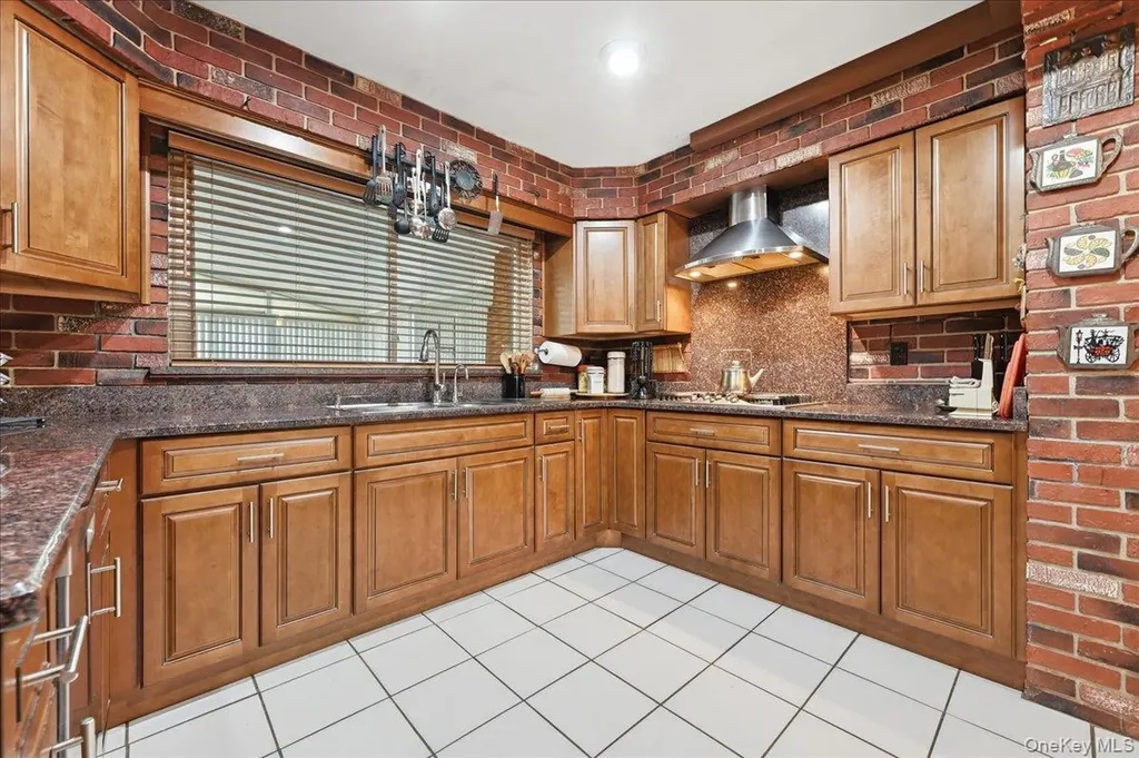 16 Seaway Drive Copiague NY 11726