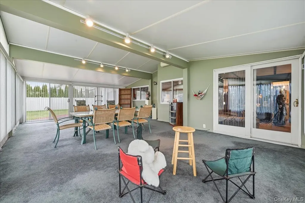 16 Seaway Drive Copiague NY 11726