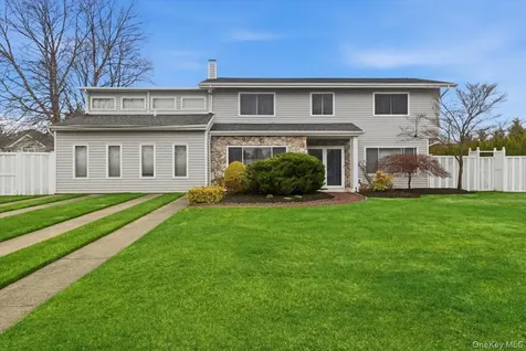 16 Seaway Drive Copiague NY 11726