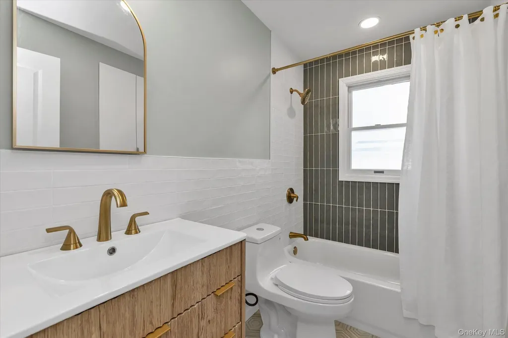 77 Lloyd Avenue North Babylon NY 11703