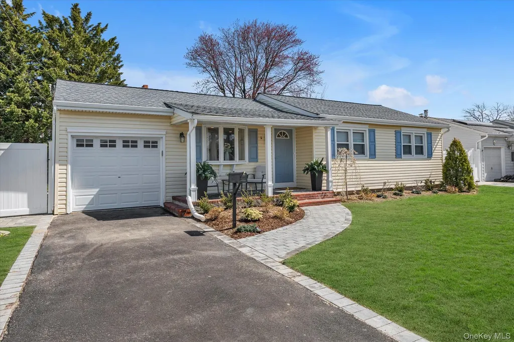 77 Lloyd Avenue North Babylon NY 11703