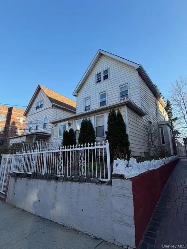 686 E 239th Street Bronx NY 10470