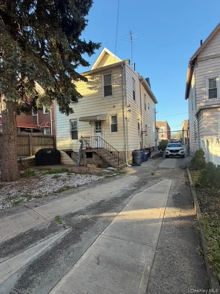 686 E 239th Street Bronx NY 10470