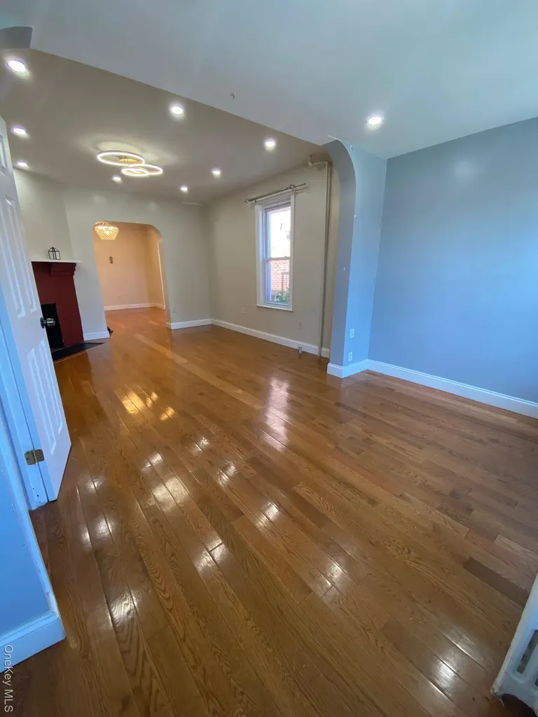 686 E 239th Street Bronx NY 10470