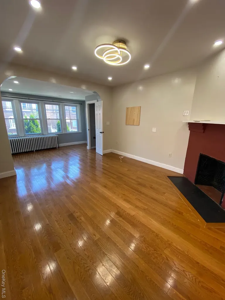 686 E 239th Street Bronx NY 10470