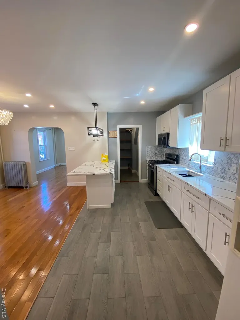 686 E 239th Street Bronx NY 10470