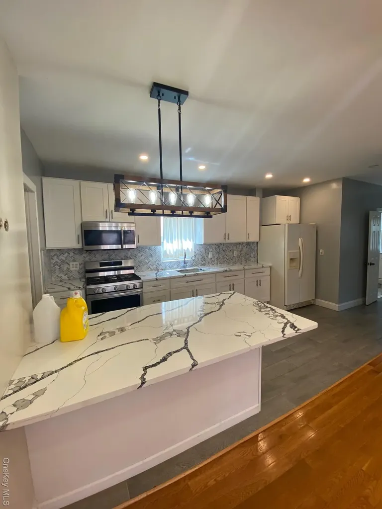 686 E 239th Street Bronx NY 10470