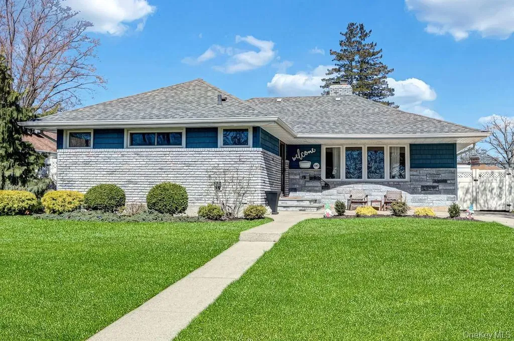 545 Mohawk E West Hempstead NY 11552