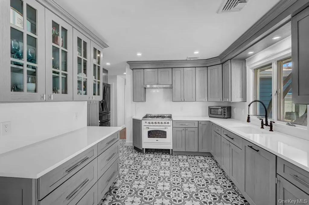 545 Mohawk E West Hempstead NY 11552