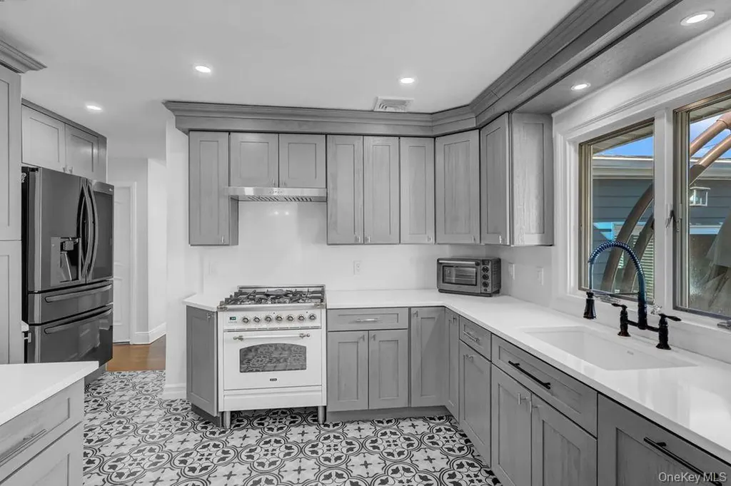 545 Mohawk E West Hempstead NY 11552