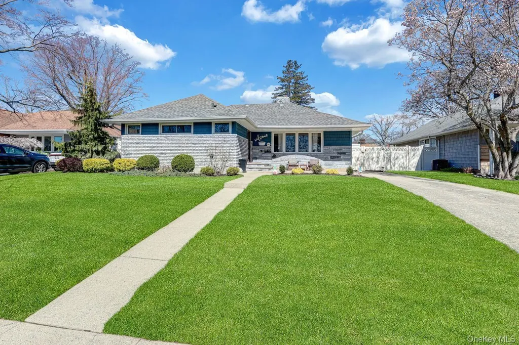 545 Mohawk E West Hempstead NY 11552