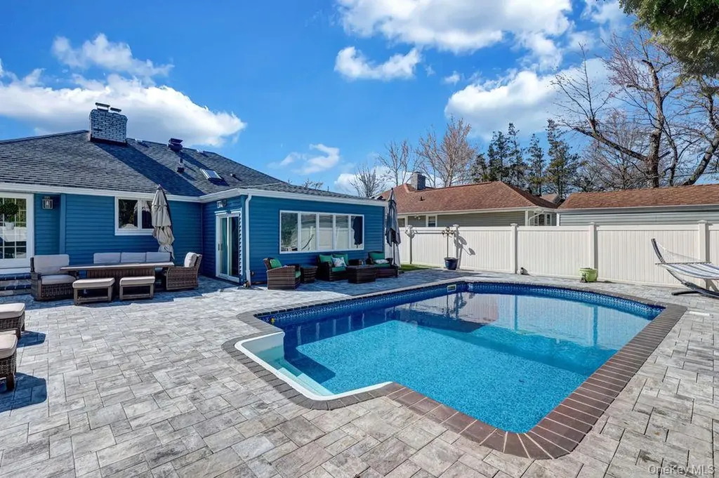 545 Mohawk E West Hempstead NY 11552