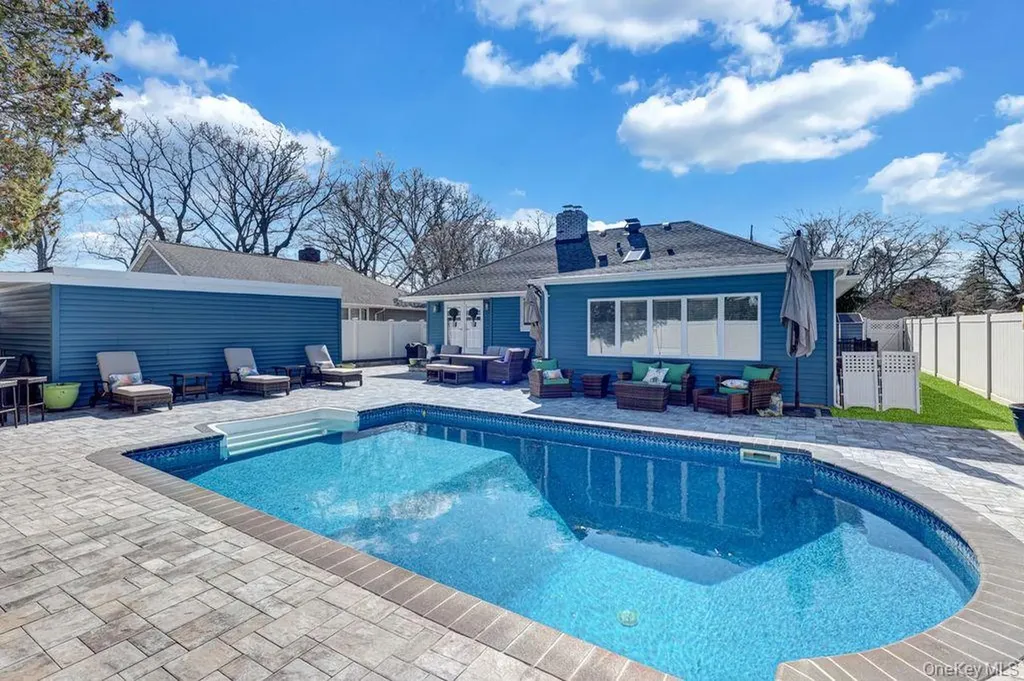 545 Mohawk E West Hempstead NY 11552