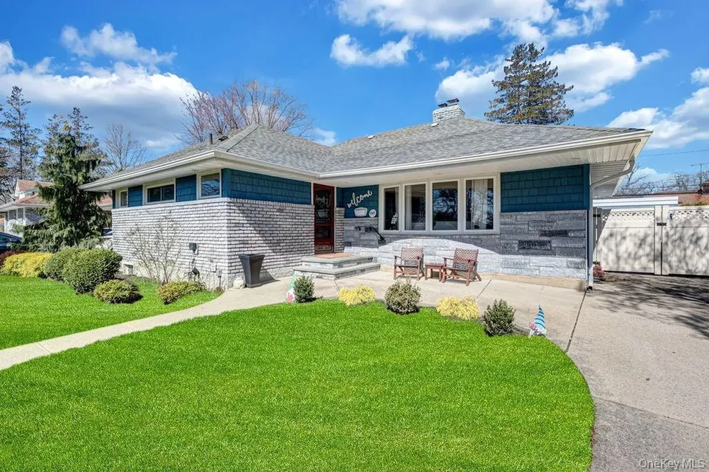 545 Mohawk E West Hempstead NY 11552