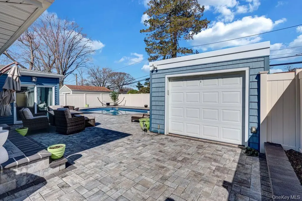 545 Mohawk E West Hempstead NY 11552