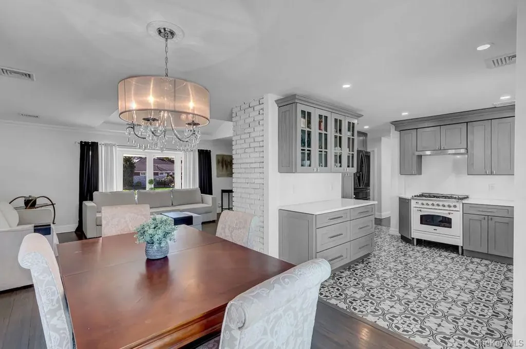 545 Mohawk E West Hempstead NY 11552