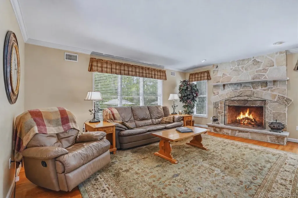 2 Windsor Lane Cornwall NY 12518