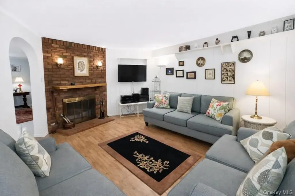 280 Brettonwoods Drive Coram NY 11727