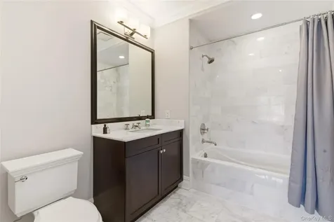 5000 Royal Court North Hills NY 11040
