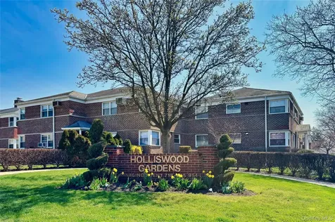 196-32 Pompeii Avenue Holliswood NY 11423