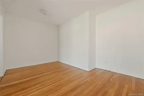 196-32 Pompeii Avenue Holliswood NY 11423