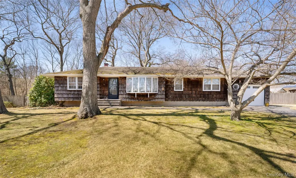 Farmingville NY, 52 Woodbury Road