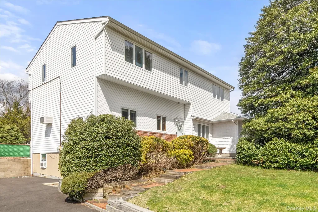 69 Amsterdam Road Smithtown NY 11787