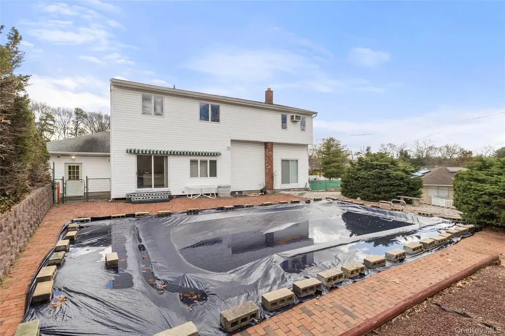 69 Amsterdam Road Smithtown NY 11787