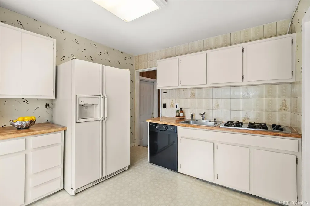 69 Amsterdam Road Smithtown NY 11787