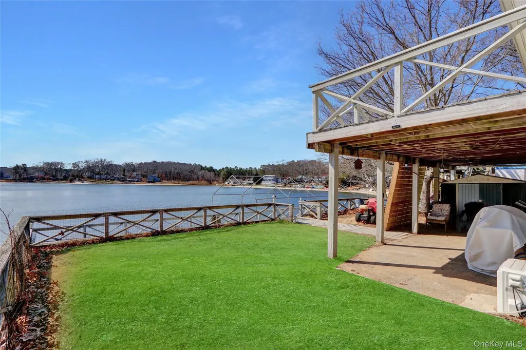 243 Lakeside Trail Ridge NY 11961