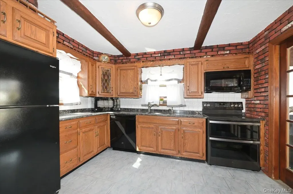 2 Oak Place Massapequa NY 11758