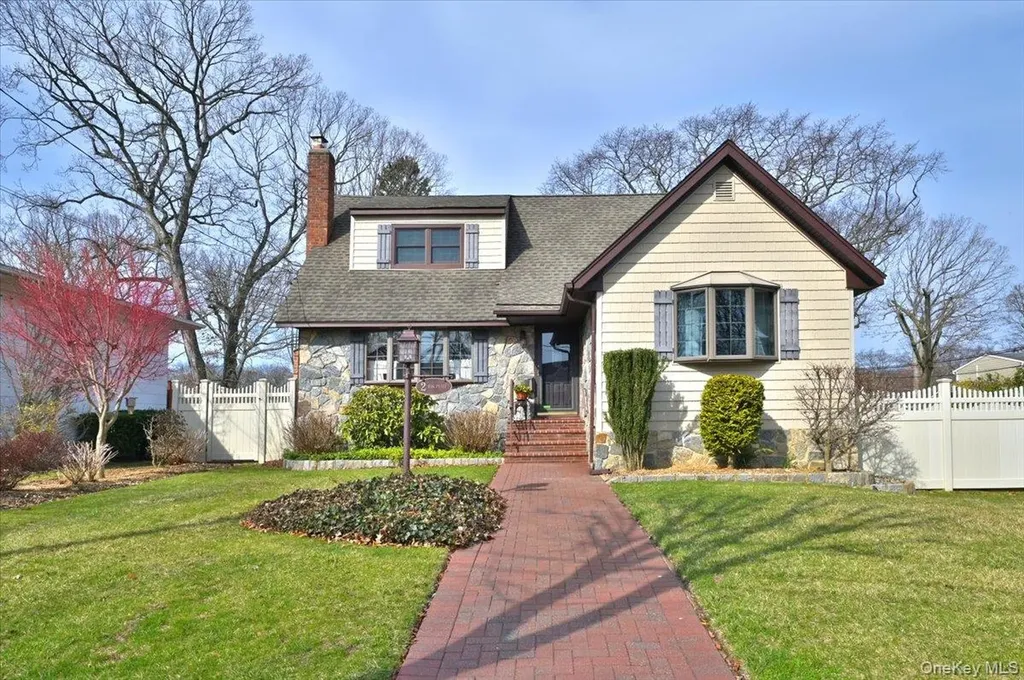 2 Oak Place Massapequa NY 11758