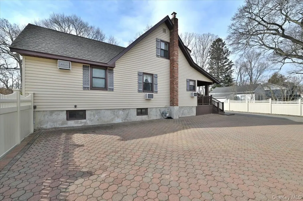 2 Oak Place Massapequa NY 11758