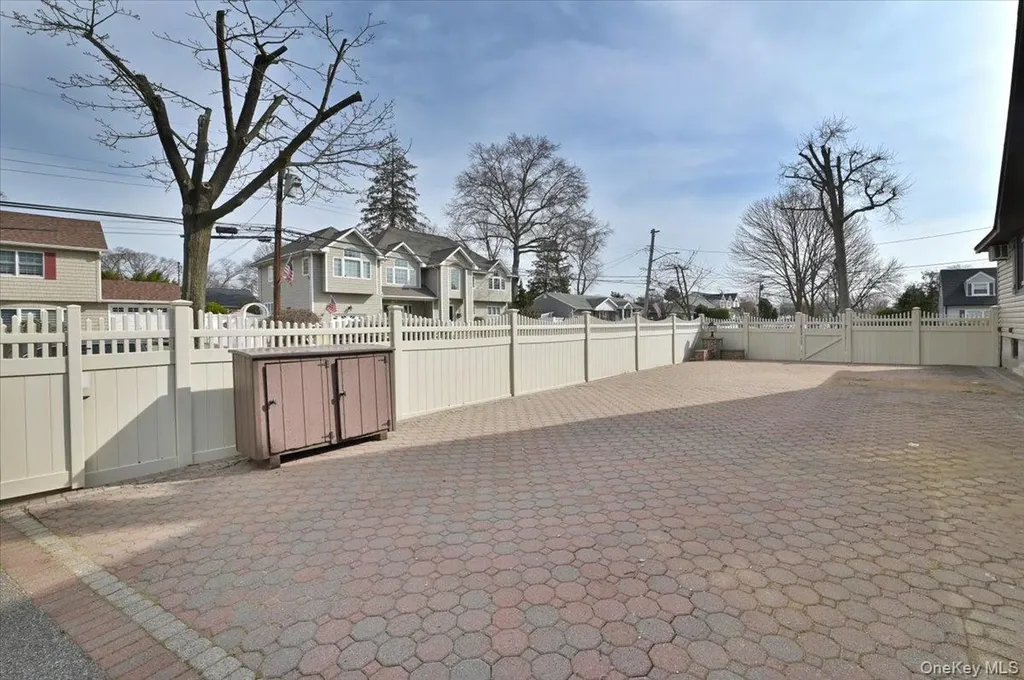 2 Oak Place Massapequa NY 11758