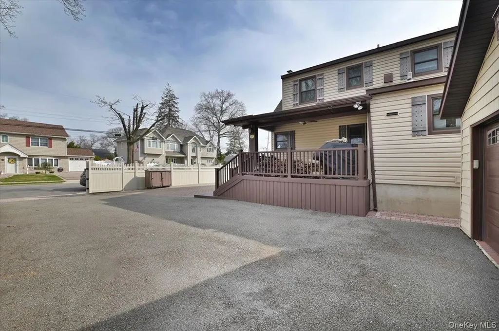 2 Oak Place Massapequa NY 11758