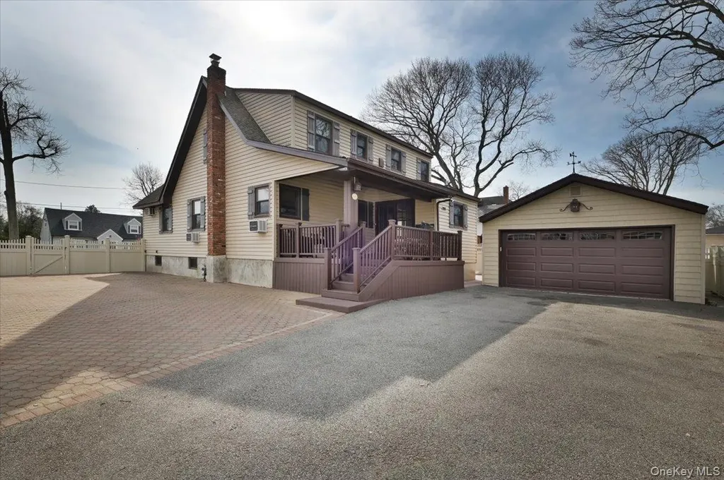 2 Oak Place Massapequa NY 11758