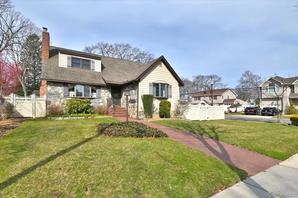 2 Oak Place Massapequa NY 11758