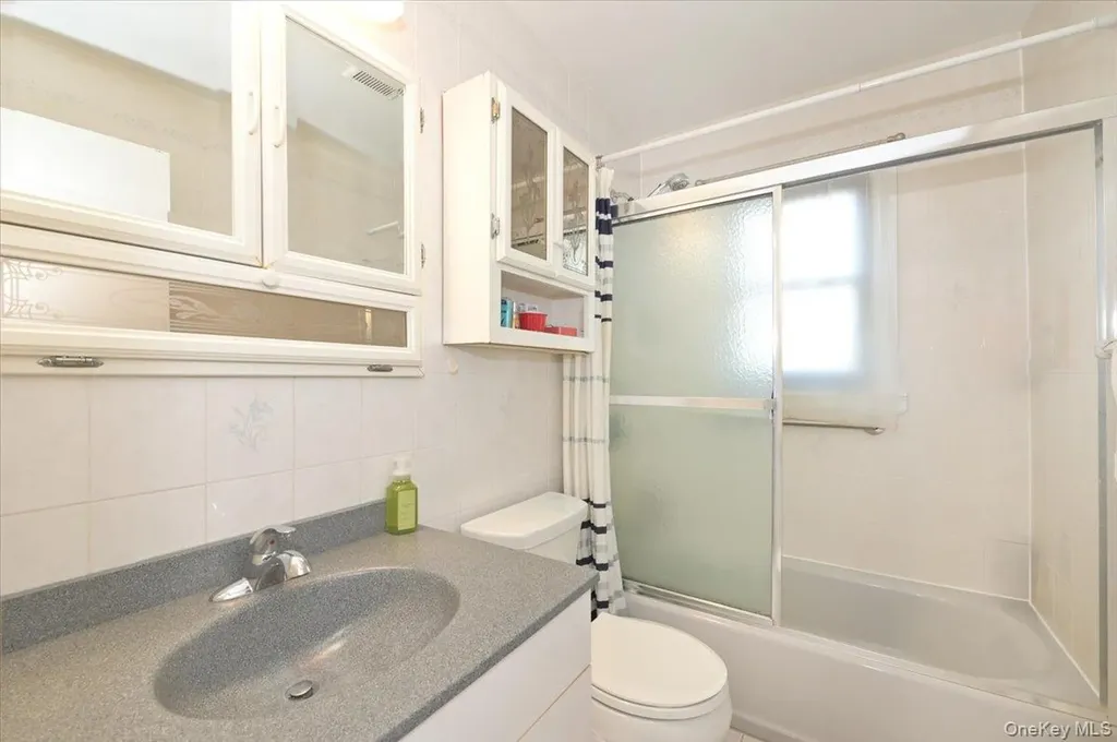 2 Oak Place Massapequa NY 11758