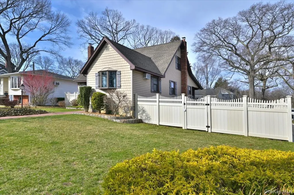 2 Oak Place Massapequa NY 11758