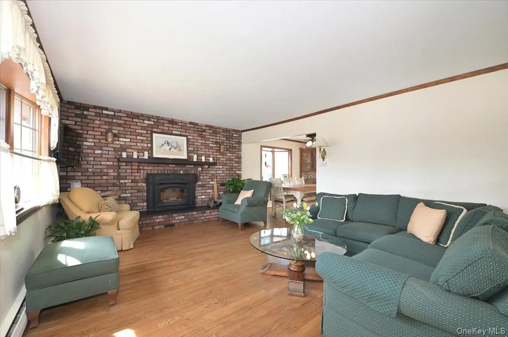 2 Oak Place Massapequa NY 11758