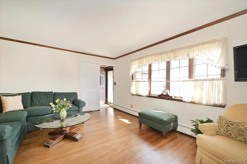 2 Oak Place Massapequa NY 11758