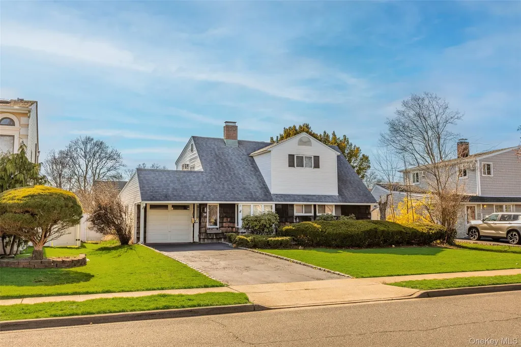 34 Link Lane Hicksville NY 11801