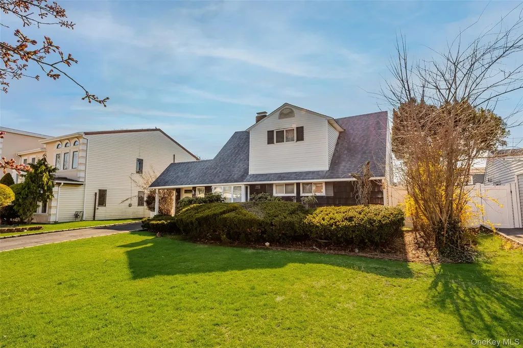 34 Link Lane Hicksville NY 11801