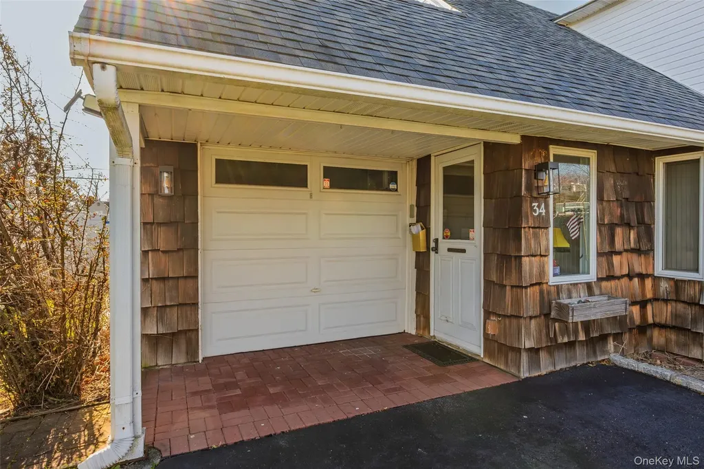 34 Link Lane Hicksville NY 11801