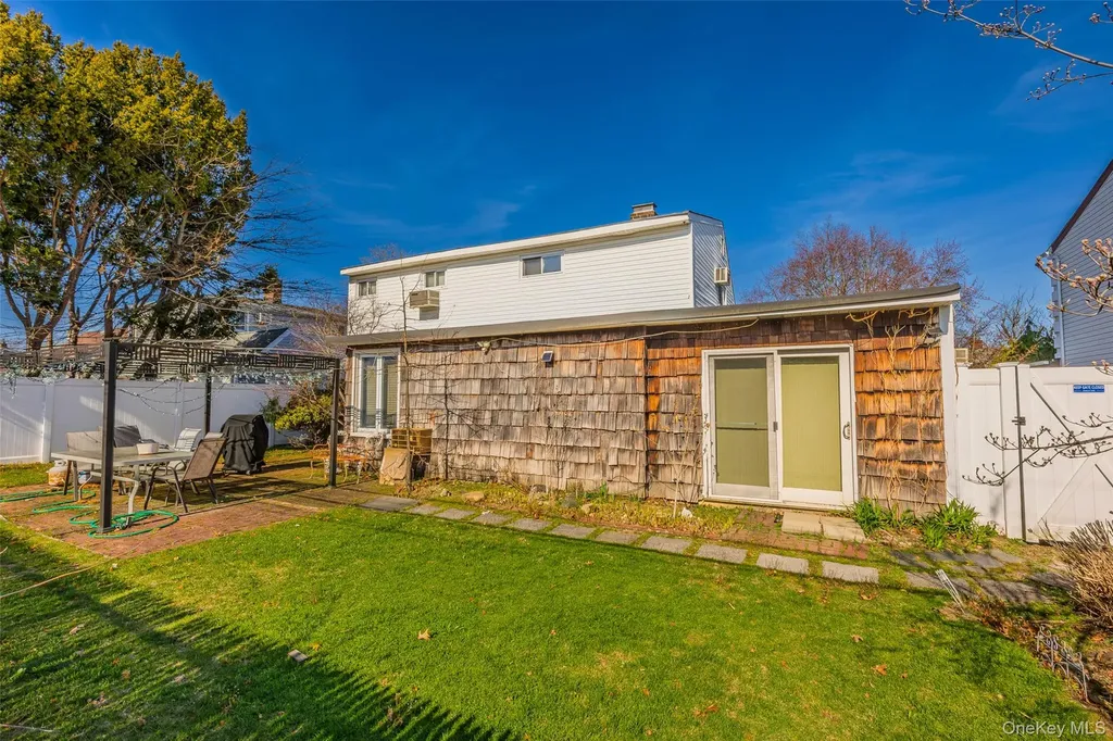 34 Link Lane Hicksville NY 11801