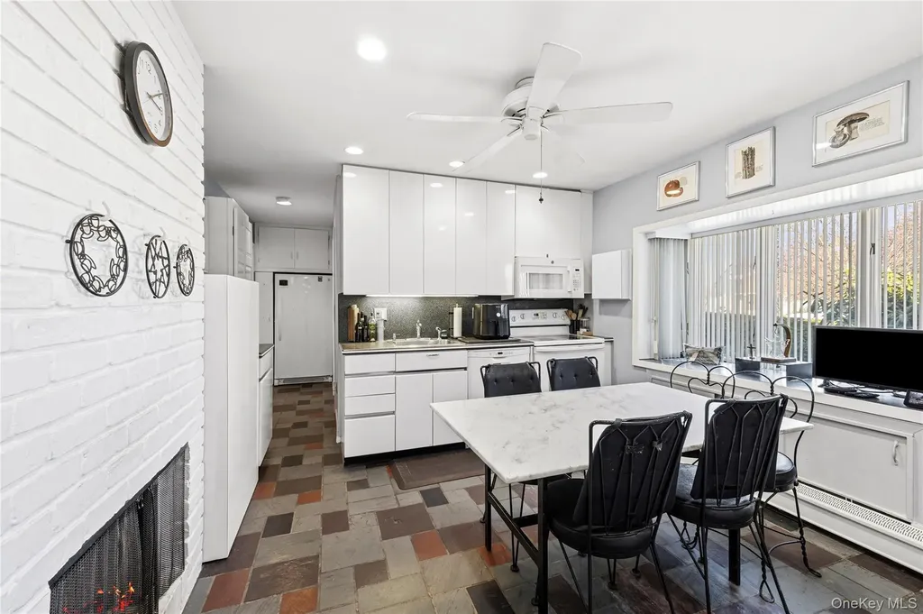 34 Link Lane Hicksville NY 11801