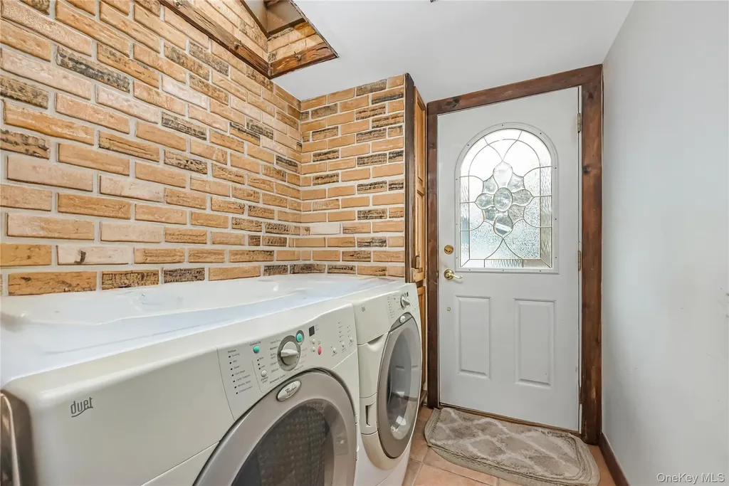 24 Bay 3rd Islip NY 11751